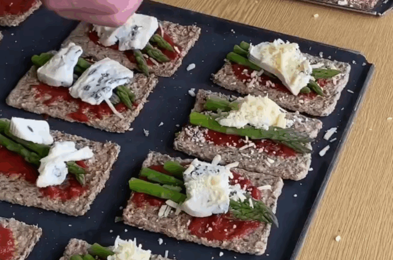 Pizzacracker met blauwe kaas en asperges